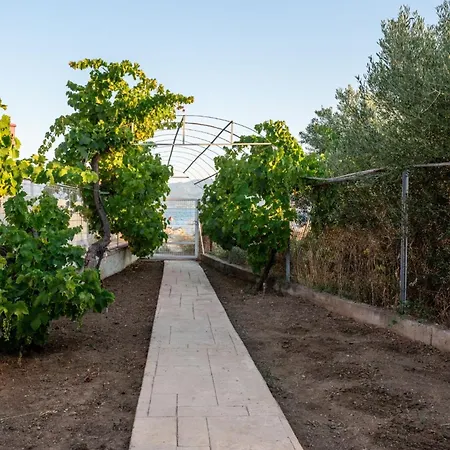 Cozy Beachfront With Sea Loungers & Outdoor Shower Near Σπίτι διακοπών *