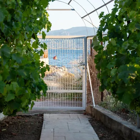 Cozy Beachfront With Sea Loungers & Outdoor Shower Near Σπίτι διακοπών Ερέτρια