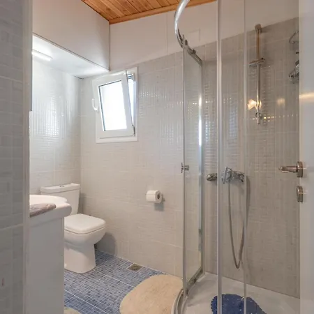 Dom wakacyjny Cozy Beachfront With Sea Loungers & Outdoor Shower Near Erétria