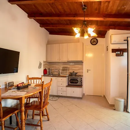 Cozy Beachfront With Sea Loungers & Outdoor Shower Near Σπίτι διακοπών