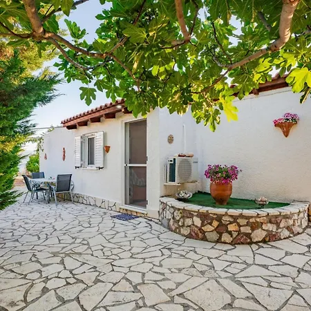 Cozy Beachfront With Sea Loungers & Outdoor Shower Near Σπίτι διακοπών Ερέτρια