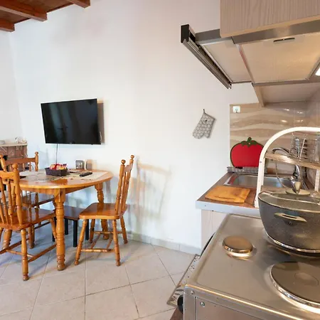 Σπίτι διακοπών Cozy Beachfront With Sea Loungers & Outdoor Shower Near