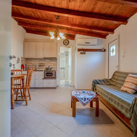 Cozy Beachfront With Sea Loungers & Outdoor Shower Near *