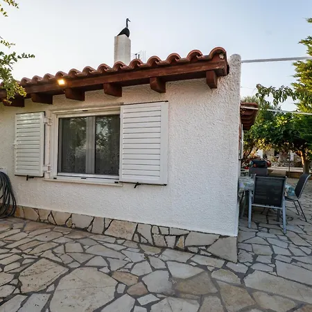 Σπίτι διακοπών Cozy Beachfront With Sea Loungers & Outdoor Shower Near Ερέτρια