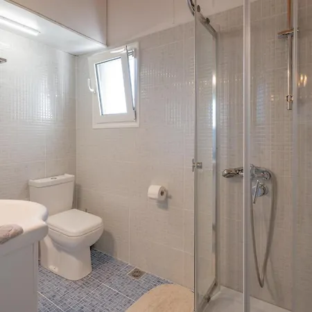 Cozy Beachfront With Sea Loungers & Outdoor Shower Near Dom wakacyjny Erétria
