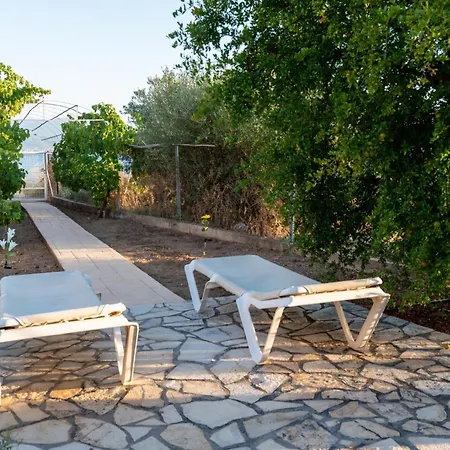 Cozy Beachfront With Sea Loungers & Outdoor Shower Near *