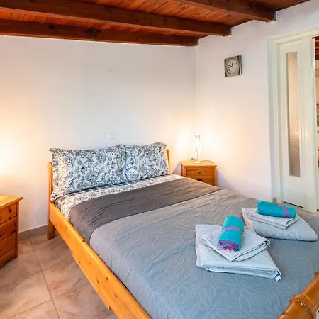 Cozy Beachfront With Sea Loungers & Outdoor Shower Near Σπίτι διακοπών *